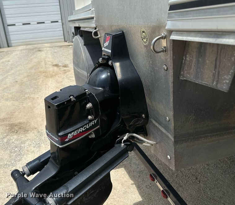 image for item MB9606 2001 Sun Tracker  pontoon boat