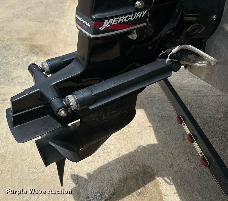 image for item MB9606 2001 Sun Tracker  pontoon boat