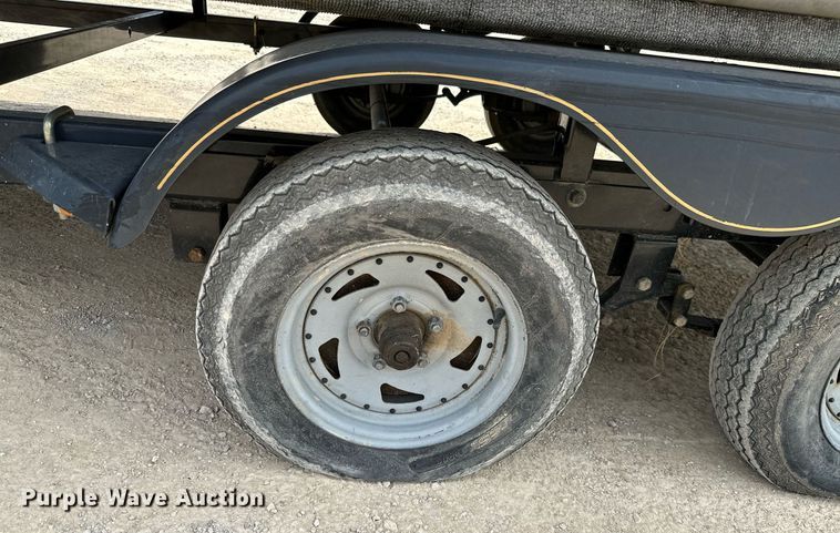 image for item MB9606 2001 Sun Tracker  pontoon boat