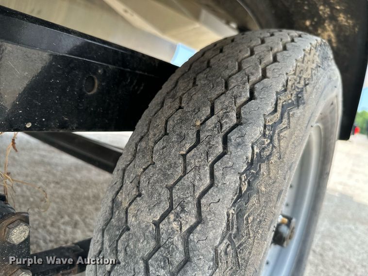 image for item MB9606 2001 Sun Tracker  pontoon boat