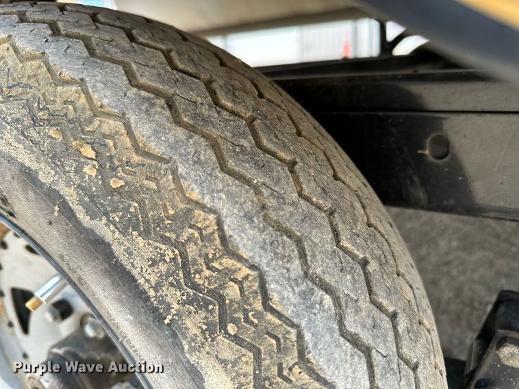 image for item MB9606 2001 Sun Tracker  pontoon boat