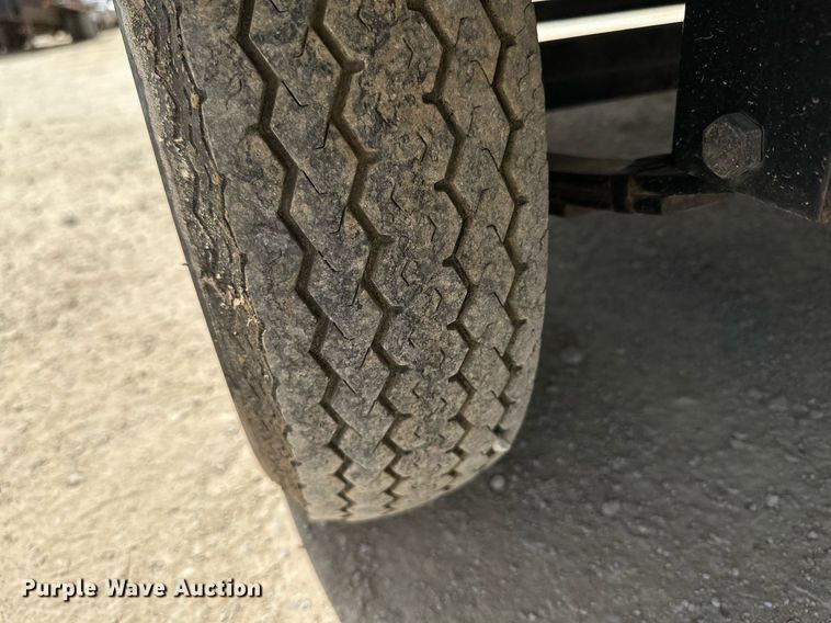 image for item MB9606 2001 Sun Tracker  pontoon boat