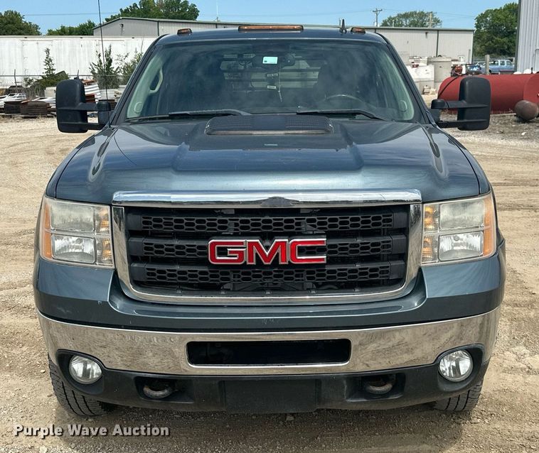 image for item MB9609 2011 GMC Sierra 3500HD  Crew Cab flatbed pickup truck