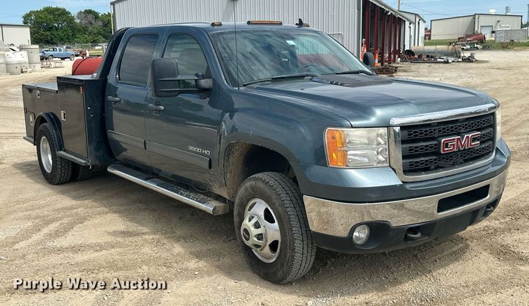 image for item MB9609 2011 GMC Sierra 3500HD  Crew Cab flatbed pickup truck