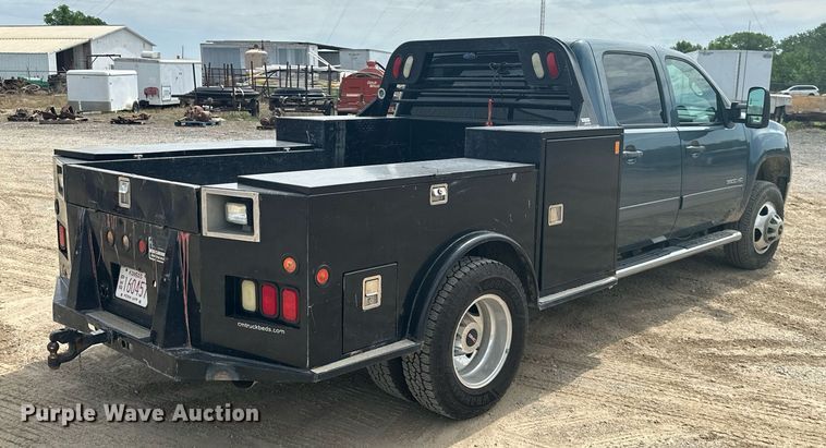 image for item MB9609 2011 GMC Sierra 3500HD  Crew Cab flatbed pickup truck