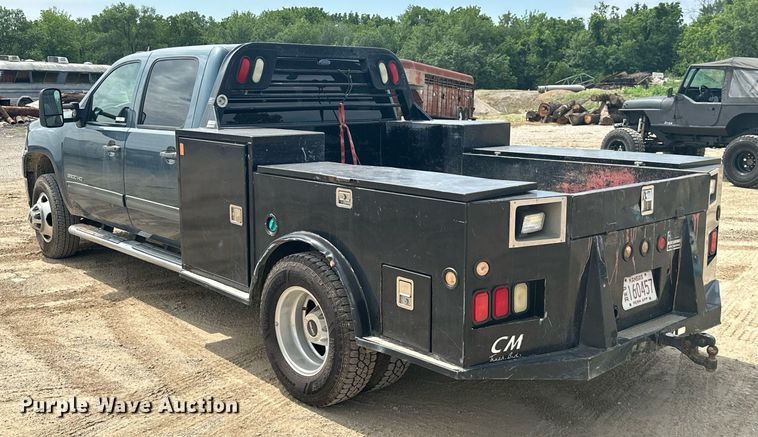 image for item MB9609 2011 GMC Sierra 3500HD  Crew Cab flatbed pickup truck