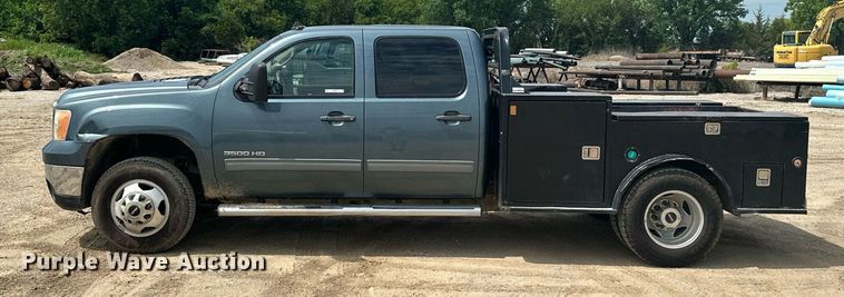 image for item MB9609 2011 GMC Sierra 3500HD  Crew Cab flatbed pickup truck