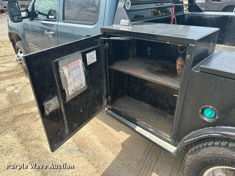 image for item MB9609 2011 GMC Sierra 3500HD  Crew Cab flatbed pickup truck