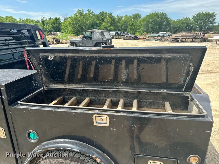 image for item MB9609 2011 GMC Sierra 3500HD  Crew Cab flatbed pickup truck