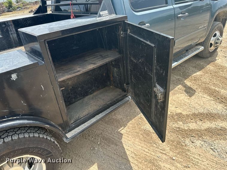 image for item MB9609 2011 GMC Sierra 3500HD  Crew Cab flatbed pickup truck