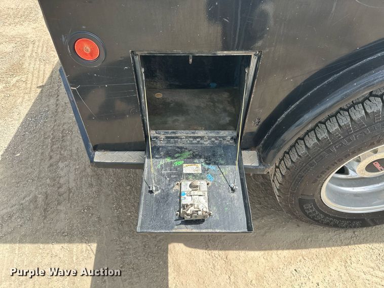 image for item MB9609 2011 GMC Sierra 3500HD  Crew Cab flatbed pickup truck