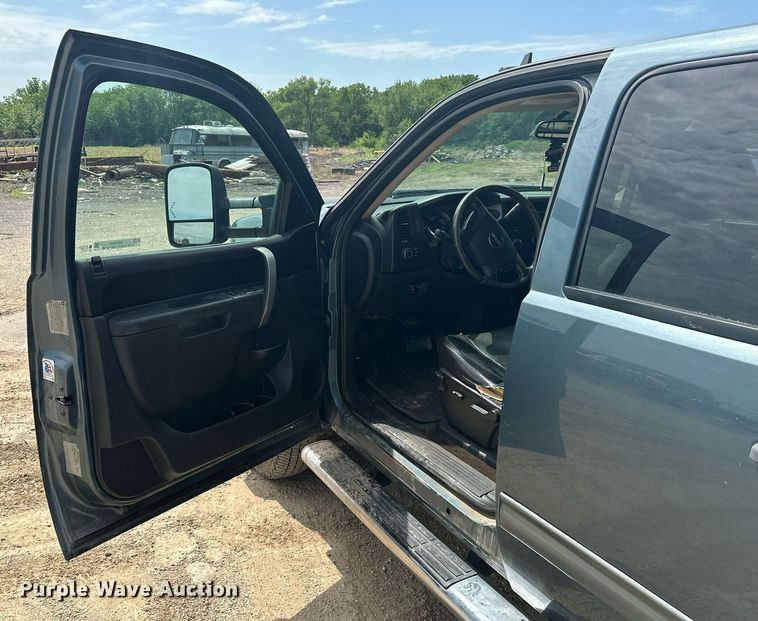 image for item MB9609 2011 GMC Sierra 3500HD  Crew Cab flatbed pickup truck