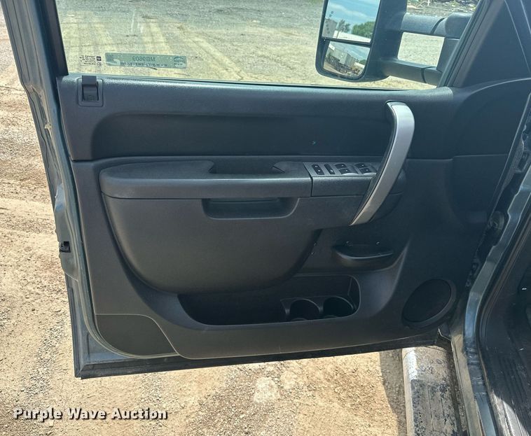 image for item MB9609 2011 GMC Sierra 3500HD  Crew Cab flatbed pickup truck