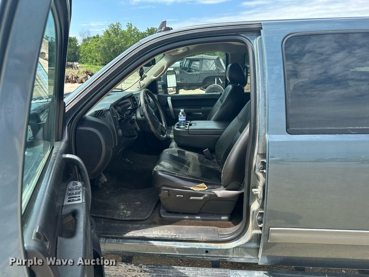 image for item MB9609 2011 GMC Sierra 3500HD  Crew Cab flatbed pickup truck