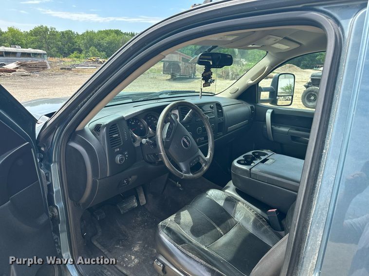 image for item MB9609 2011 GMC Sierra 3500HD  Crew Cab flatbed pickup truck