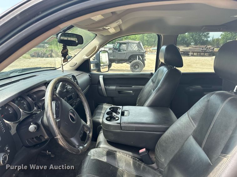 image for item MB9609 2011 GMC Sierra 3500HD  Crew Cab flatbed pickup truck