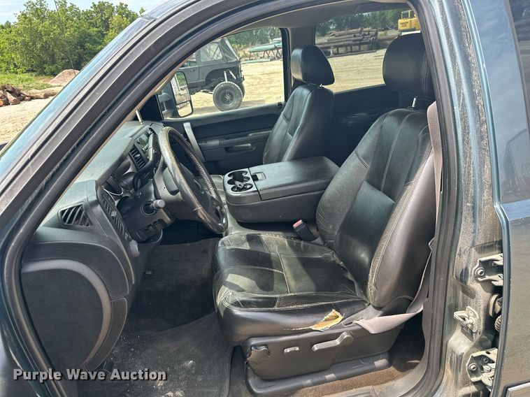 image for item MB9609 2011 GMC Sierra 3500HD  Crew Cab flatbed pickup truck