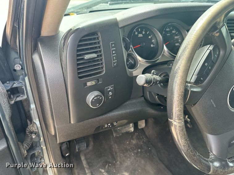 image for item MB9609 2011 GMC Sierra 3500HD  Crew Cab flatbed pickup truck