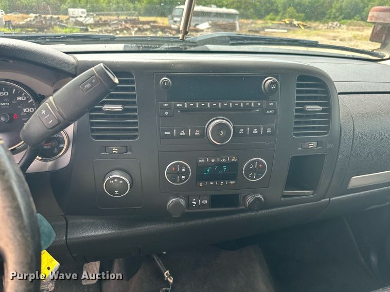 image for item MB9609 2011 GMC Sierra 3500HD  Crew Cab flatbed pickup truck