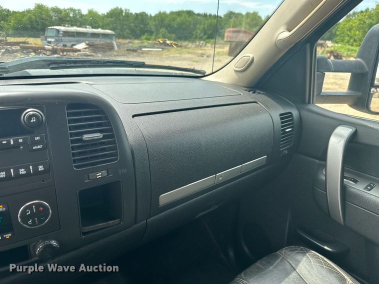 image for item MB9609 2011 GMC Sierra 3500HD  Crew Cab flatbed pickup truck