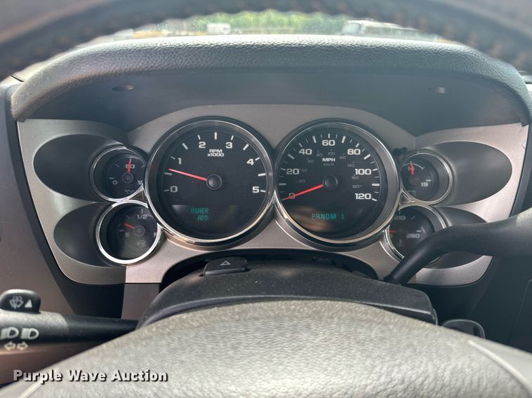 image for item MB9609 2011 GMC Sierra 3500HD  Crew Cab flatbed pickup truck