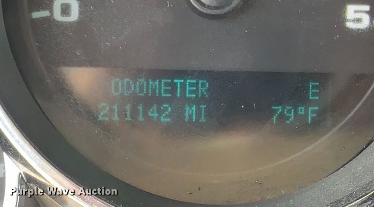 image for item MB9609 2011 GMC Sierra 3500HD  Crew Cab flatbed pickup truck