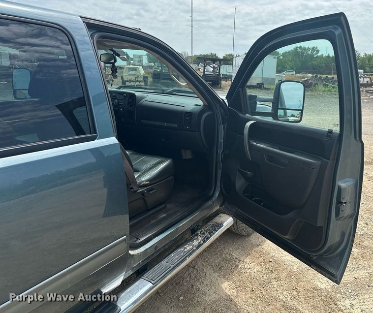 image for item MB9609 2011 GMC Sierra 3500HD  Crew Cab flatbed pickup truck