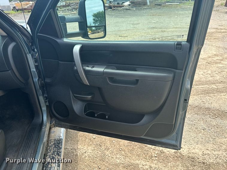 image for item MB9609 2011 GMC Sierra 3500HD  Crew Cab flatbed pickup truck