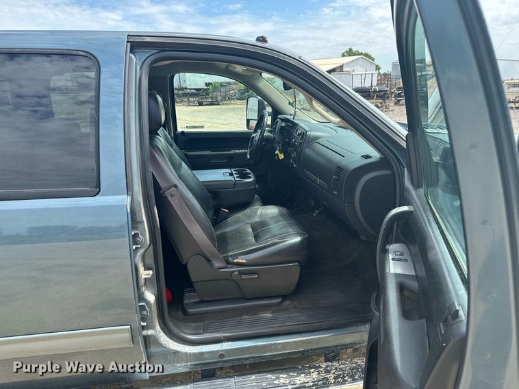 image for item MB9609 2011 GMC Sierra 3500HD  Crew Cab flatbed pickup truck