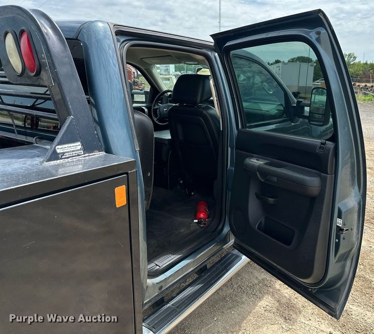 image for item MB9609 2011 GMC Sierra 3500HD  Crew Cab flatbed pickup truck