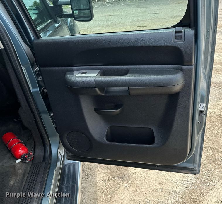 image for item MB9609 2011 GMC Sierra 3500HD  Crew Cab flatbed pickup truck