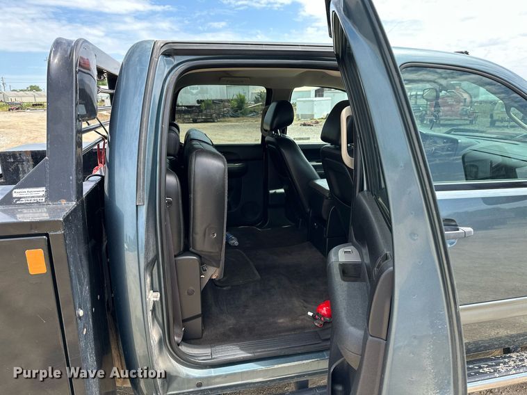 image for item MB9609 2011 GMC Sierra 3500HD  Crew Cab flatbed pickup truck