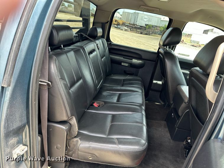 image for item MB9609 2011 GMC Sierra 3500HD  Crew Cab flatbed pickup truck