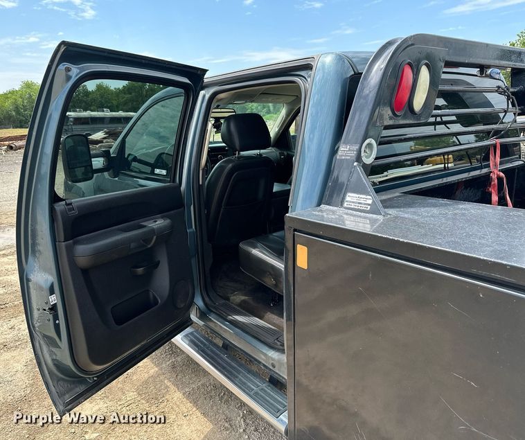 image for item MB9609 2011 GMC Sierra 3500HD  Crew Cab flatbed pickup truck