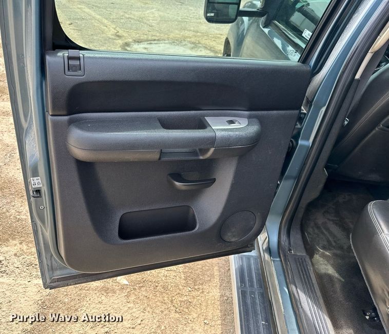 image for item MB9609 2011 GMC Sierra 3500HD  Crew Cab flatbed pickup truck