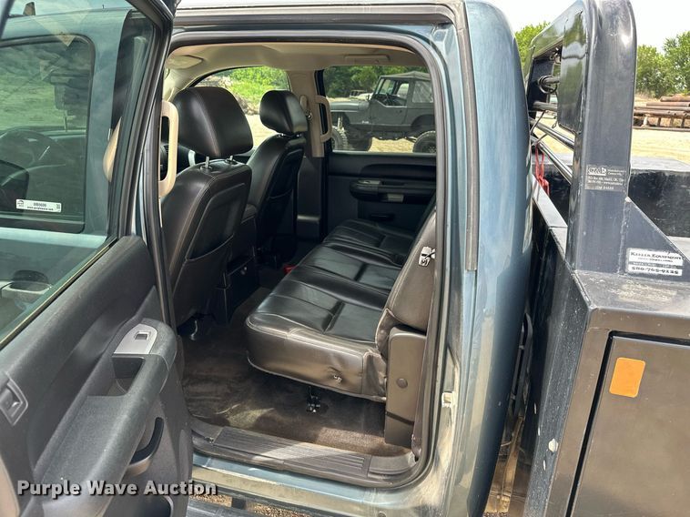 image for item MB9609 2011 GMC Sierra 3500HD  Crew Cab flatbed pickup truck