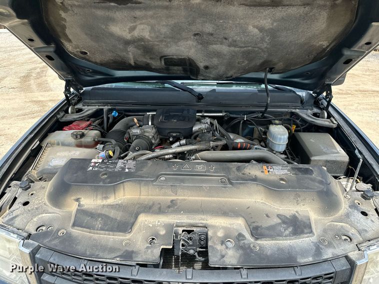 image for item MB9609 2011 GMC Sierra 3500HD  Crew Cab flatbed pickup truck