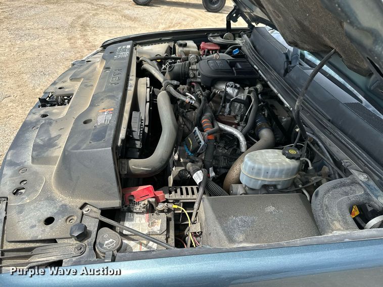 image for item MB9609 2011 GMC Sierra 3500HD  Crew Cab flatbed pickup truck