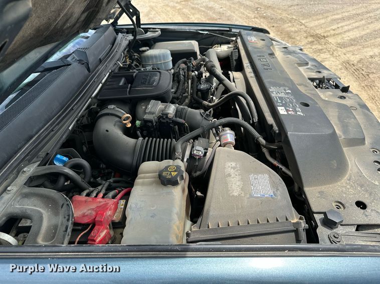 image for item MB9609 2011 GMC Sierra 3500HD  Crew Cab flatbed pickup truck