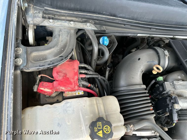 image for item MB9609 2011 GMC Sierra 3500HD  Crew Cab flatbed pickup truck