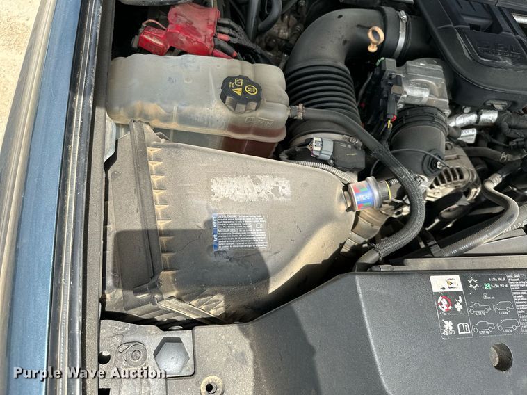 image for item MB9609 2011 GMC Sierra 3500HD  Crew Cab flatbed pickup truck