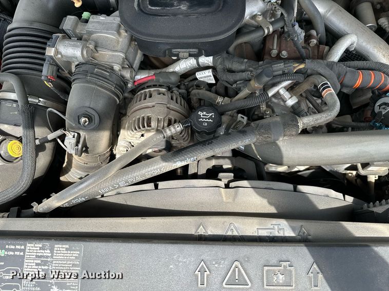 image for item MB9609 2011 GMC Sierra 3500HD  Crew Cab flatbed pickup truck