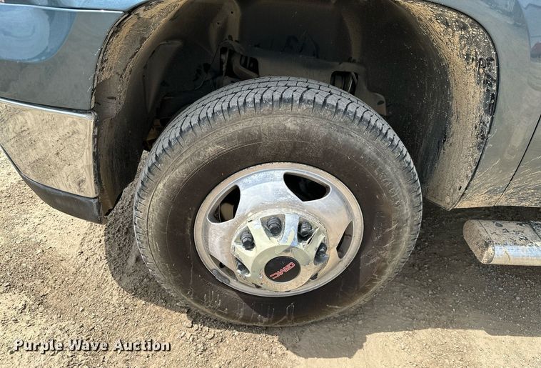 image for item MB9609 2011 GMC Sierra 3500HD  Crew Cab flatbed pickup truck