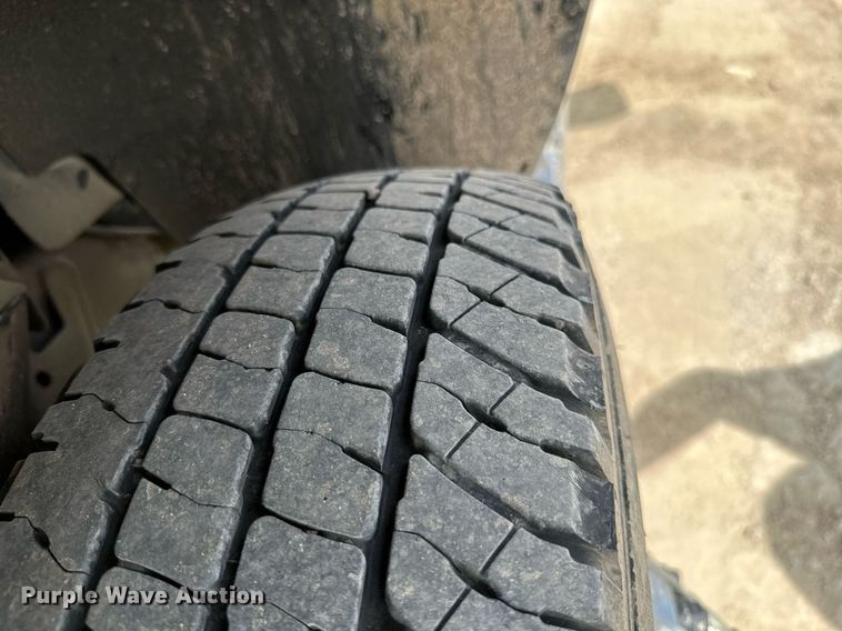 image for item MB9609 2011 GMC Sierra 3500HD  Crew Cab flatbed pickup truck