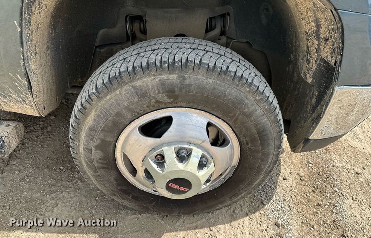 image for item MB9609 2011 GMC Sierra 3500HD  Crew Cab flatbed pickup truck