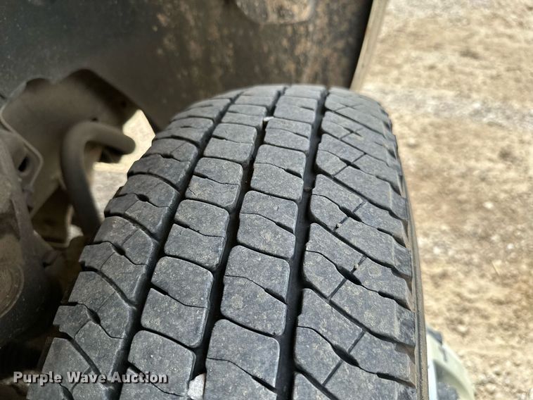 image for item MB9609 2011 GMC Sierra 3500HD  Crew Cab flatbed pickup truck