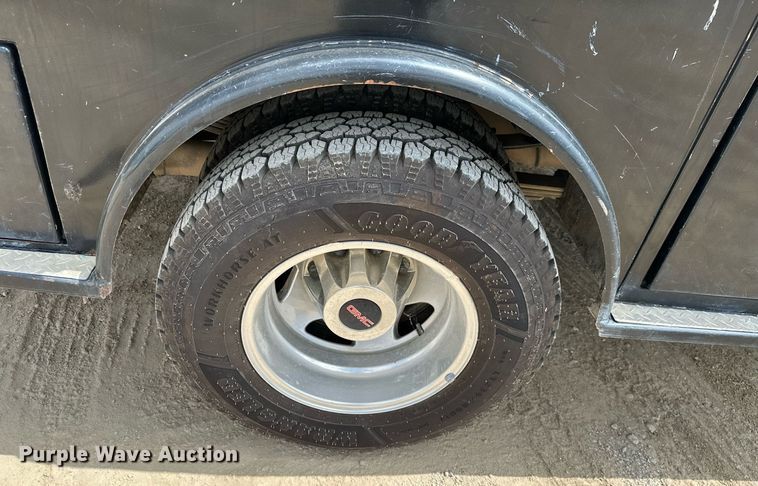 image for item MB9609 2011 GMC Sierra 3500HD  Crew Cab flatbed pickup truck