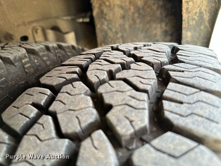 image for item MB9609 2011 GMC Sierra 3500HD  Crew Cab flatbed pickup truck