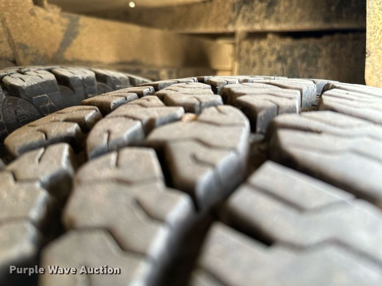 image for item MB9609 2011 GMC Sierra 3500HD  Crew Cab flatbed pickup truck