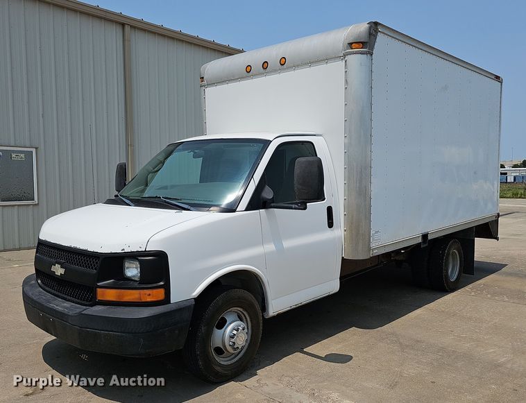 image for item MD9871 2006 Chevrolet Express G3500  box truck
